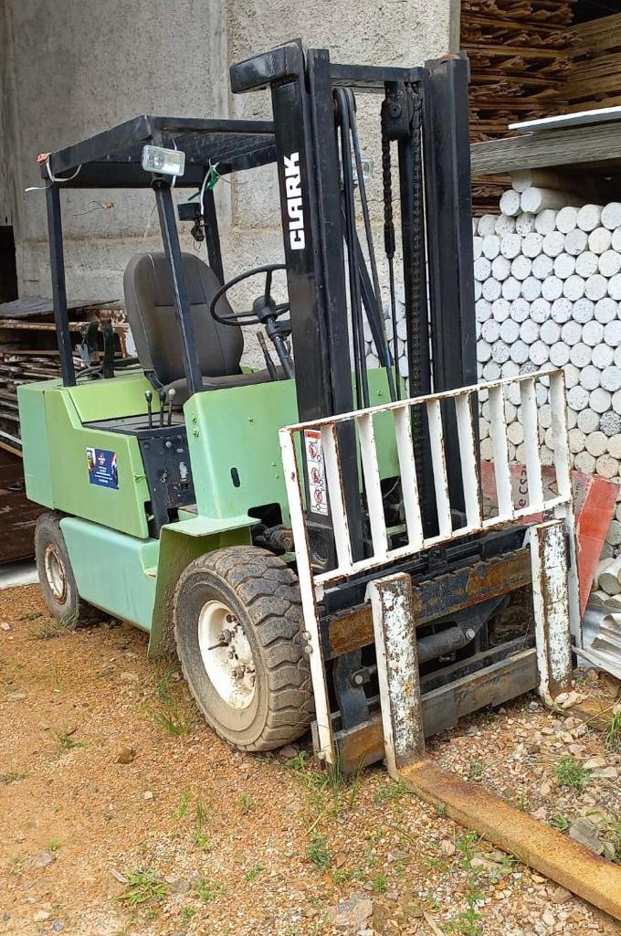 Empilhadeira clark 2500